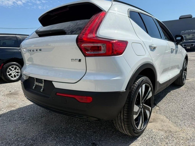 Volvo XC40 Vehicle Full-screen Gallery Image 19
