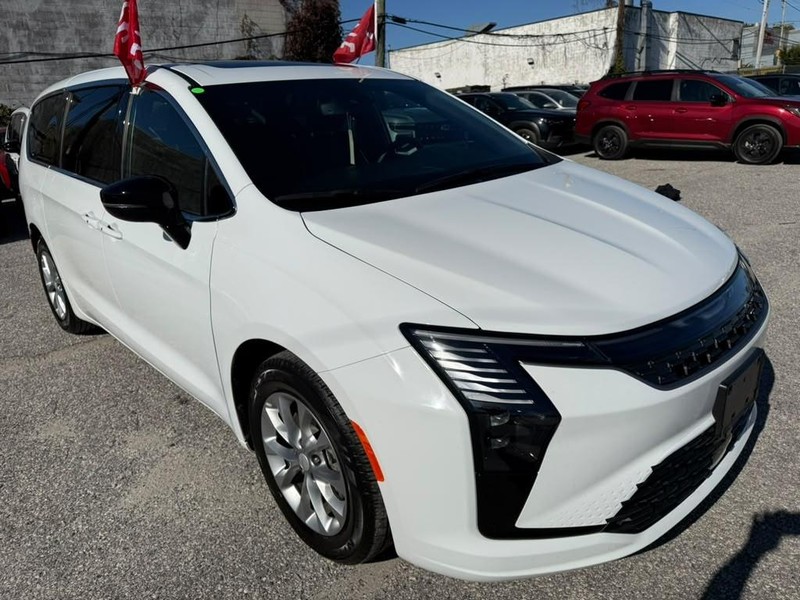 Chrysler Pacifica Vehicle Full-screen Gallery Image 3