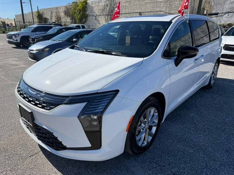 Chrysler Pacifica Vehicle Full-screen Gallery Image 5