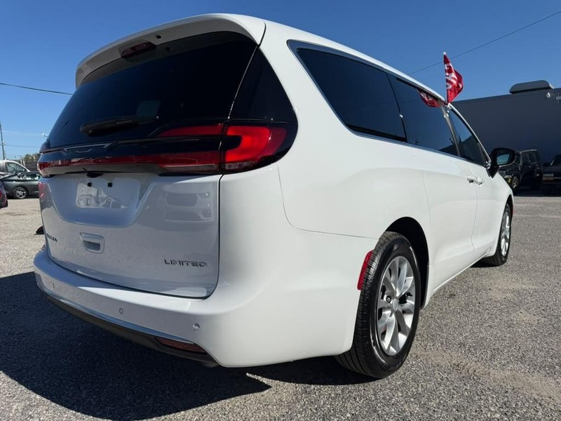 Chrysler Pacifica Vehicle Full-screen Gallery Image 6