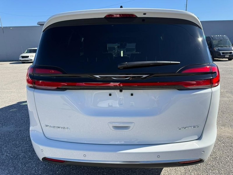 Chrysler Pacifica Vehicle Full-screen Gallery Image 7