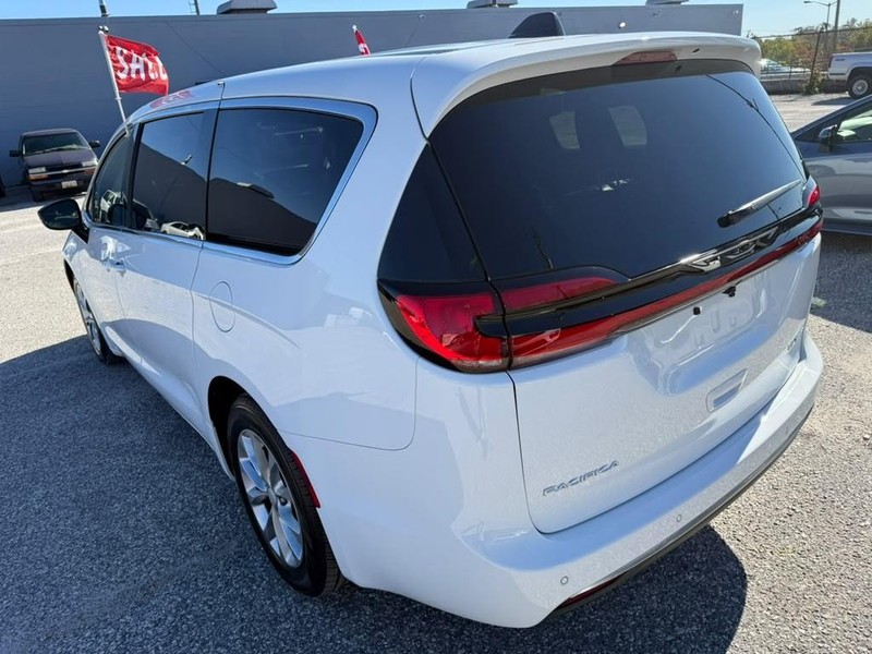 Chrysler Pacifica Vehicle Full-screen Gallery Image 8
