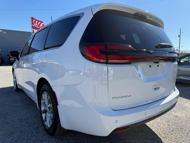 Chrysler Pacifica Vehicle Full-screen Gallery Image 9