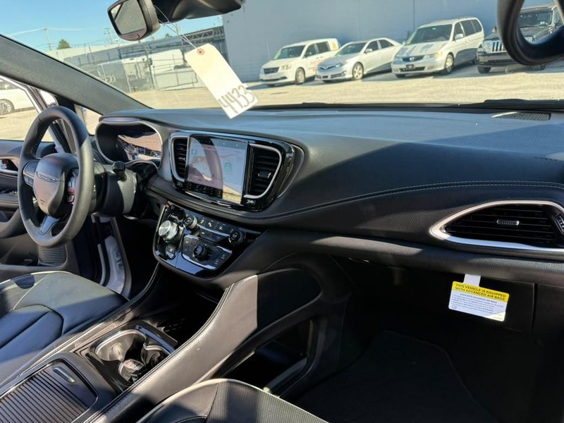 Chrysler Pacifica Vehicle Full-screen Gallery Image 10