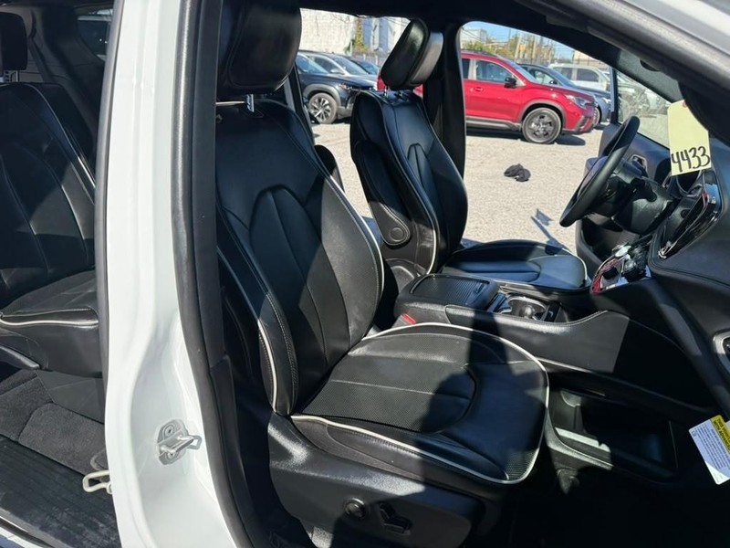 Chrysler Pacifica Vehicle Full-screen Gallery Image 11