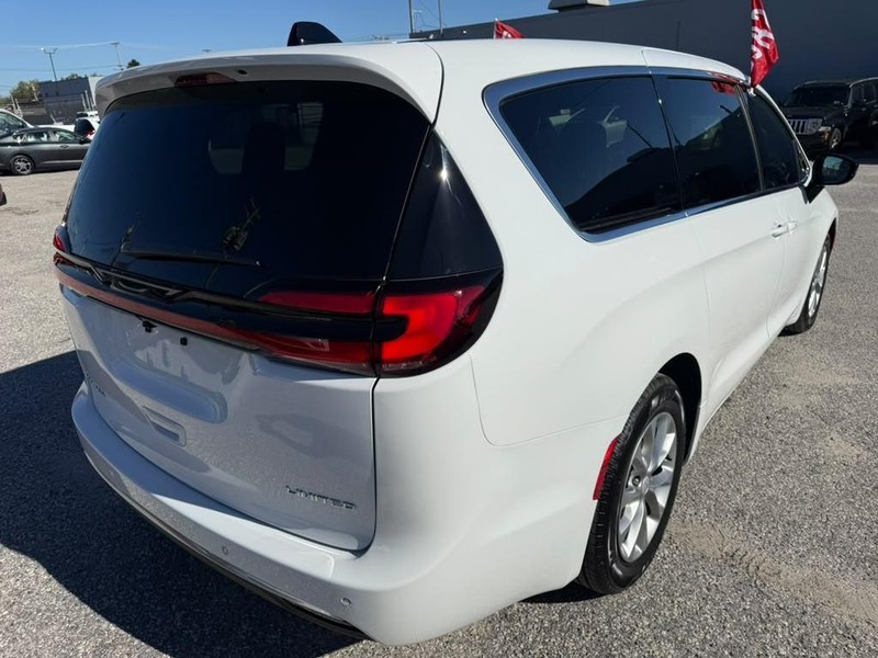 Chrysler Pacifica Vehicle Full-screen Gallery Image 12