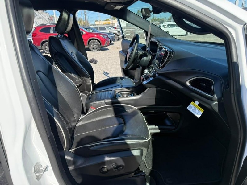 Chrysler Pacifica Vehicle Full-screen Gallery Image 13