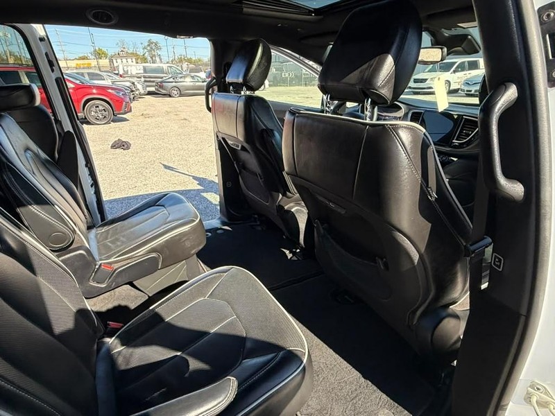 Chrysler Pacifica Vehicle Full-screen Gallery Image 14