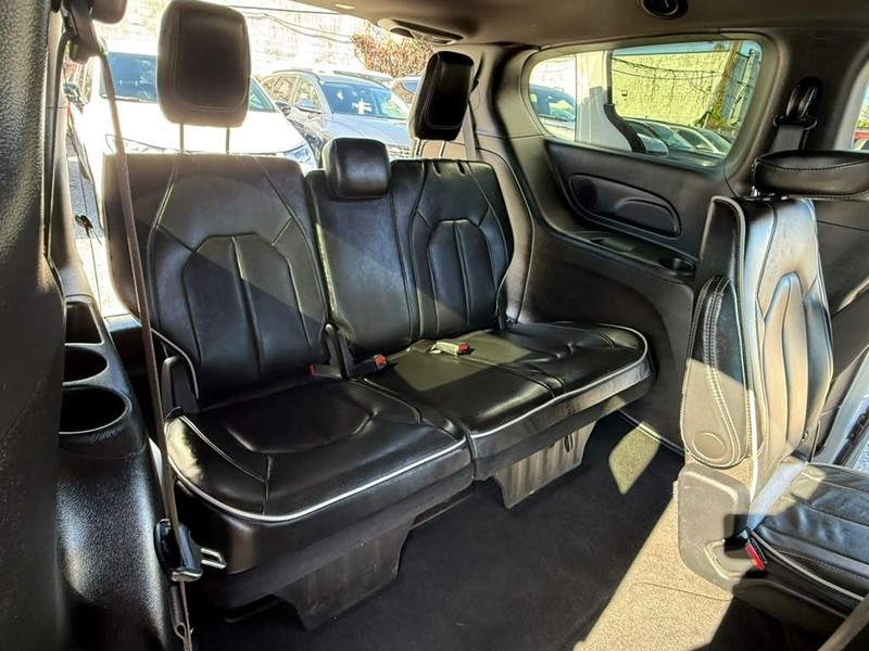 Chrysler Pacifica Vehicle Full-screen Gallery Image 15