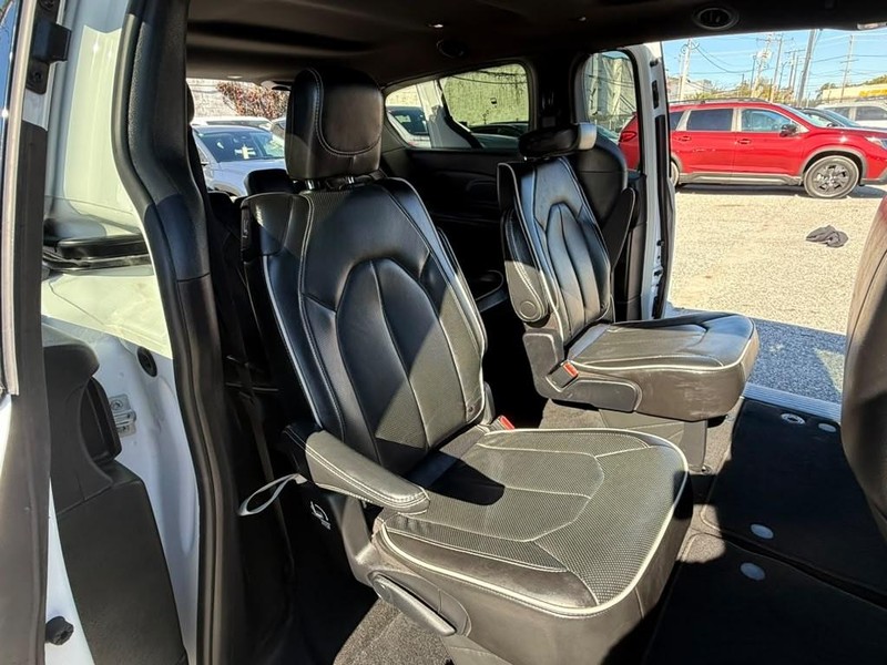 Chrysler Pacifica Vehicle Full-screen Gallery Image 17