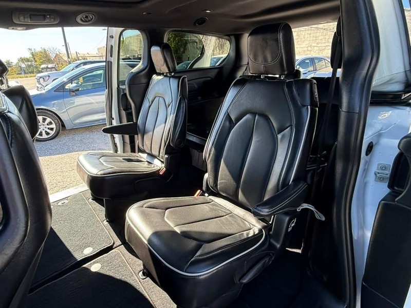 Chrysler Pacifica Vehicle Full-screen Gallery Image 18