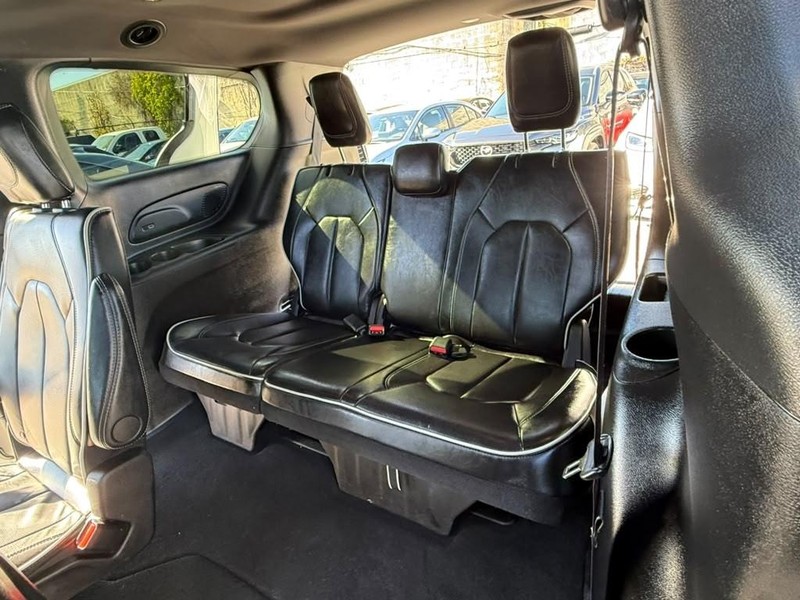 Chrysler Pacifica Vehicle Full-screen Gallery Image 19