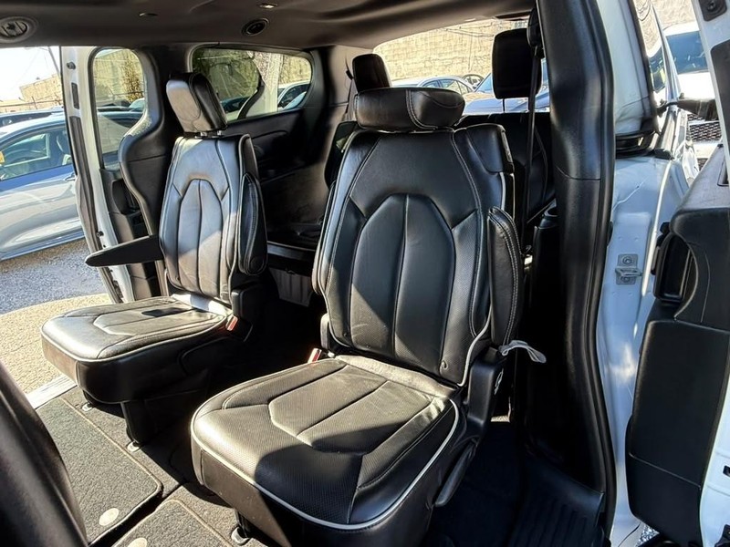Chrysler Pacifica Vehicle Full-screen Gallery Image 21