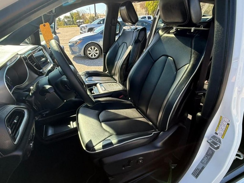 Chrysler Pacifica Vehicle Full-screen Gallery Image 22