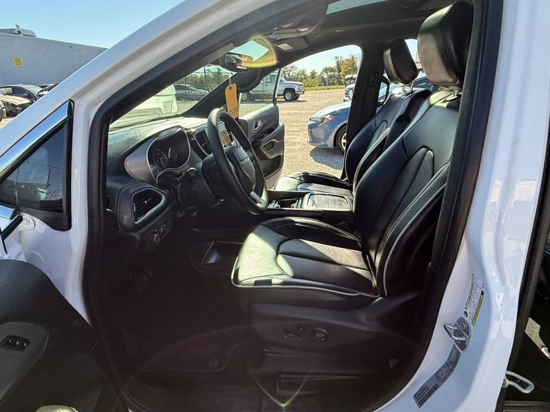 Chrysler Pacifica Vehicle Full-screen Gallery Image 23