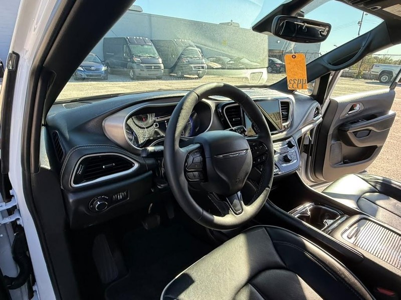Chrysler Pacifica Vehicle Full-screen Gallery Image 24