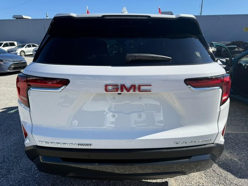 GMC Terrain Vehicle Full-screen Gallery Image 8