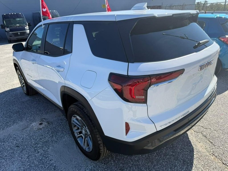 GMC Terrain Vehicle Full-screen Gallery Image 11