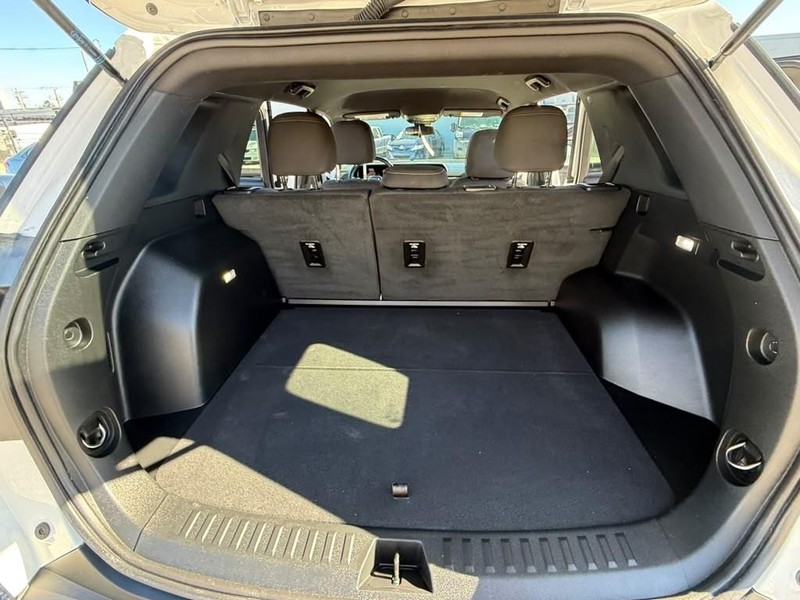 GMC Terrain Vehicle Full-screen Gallery Image 16
