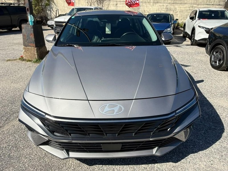 Hyundai Elantra Vehicle Full-screen Gallery Image 3