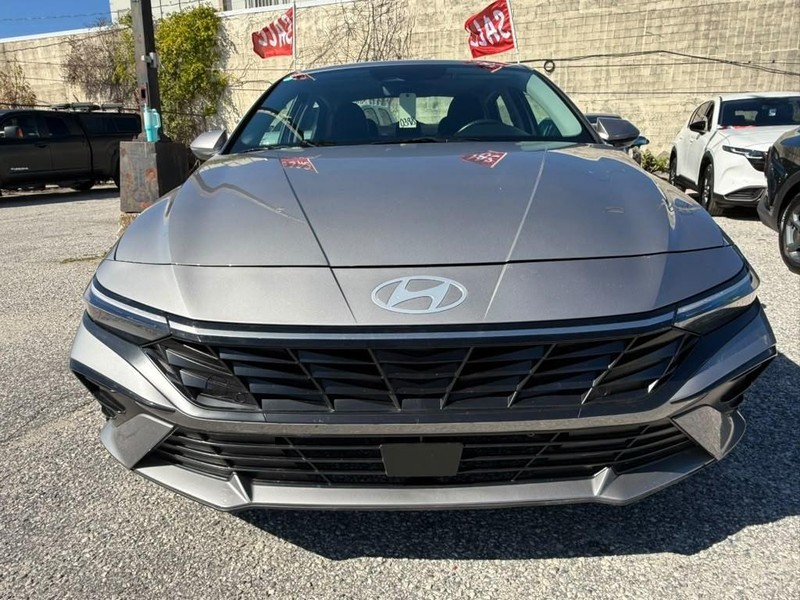Hyundai Elantra Vehicle Full-screen Gallery Image 4