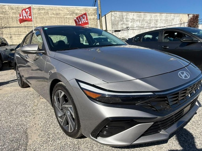 Hyundai Elantra Vehicle Full-screen Gallery Image 5