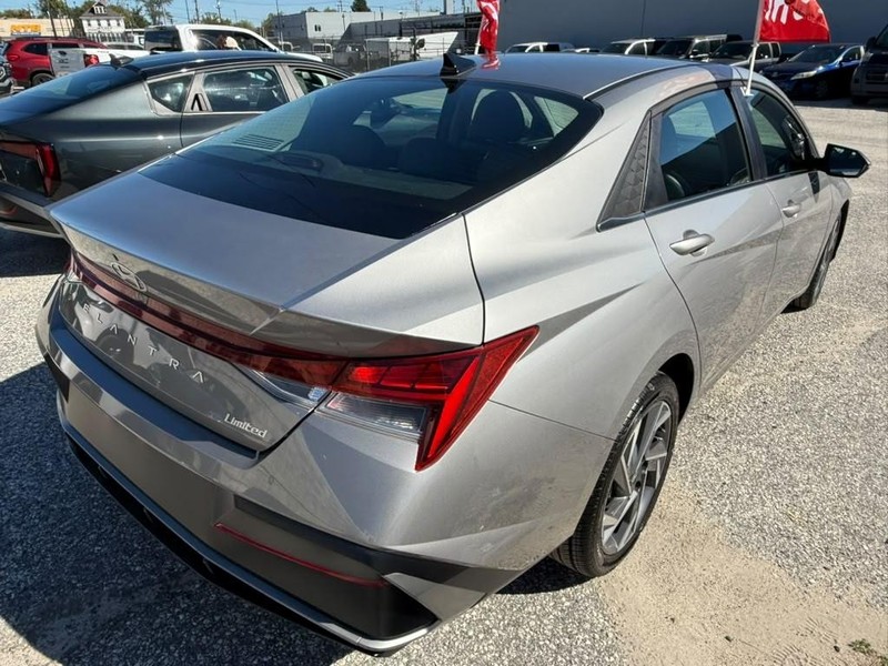 Hyundai Elantra Vehicle Full-screen Gallery Image 6