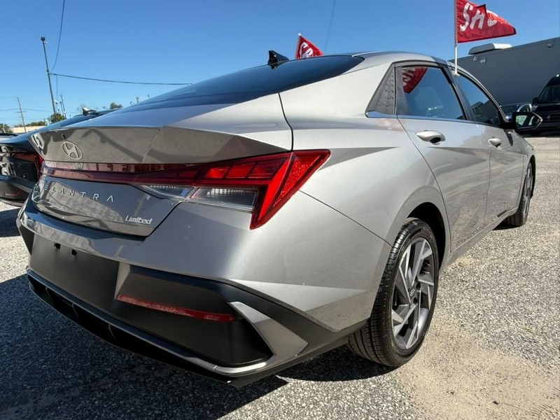 Hyundai Elantra Vehicle Full-screen Gallery Image 7