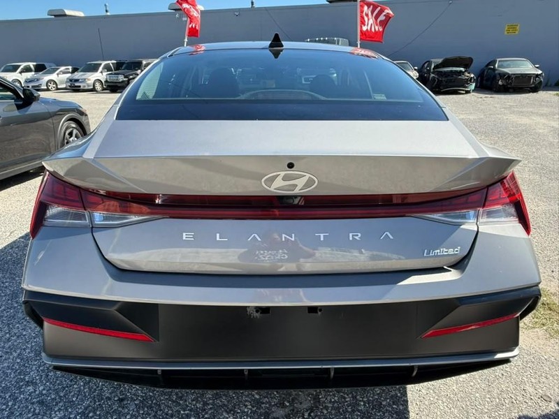 Hyundai Elantra Vehicle Full-screen Gallery Image 8