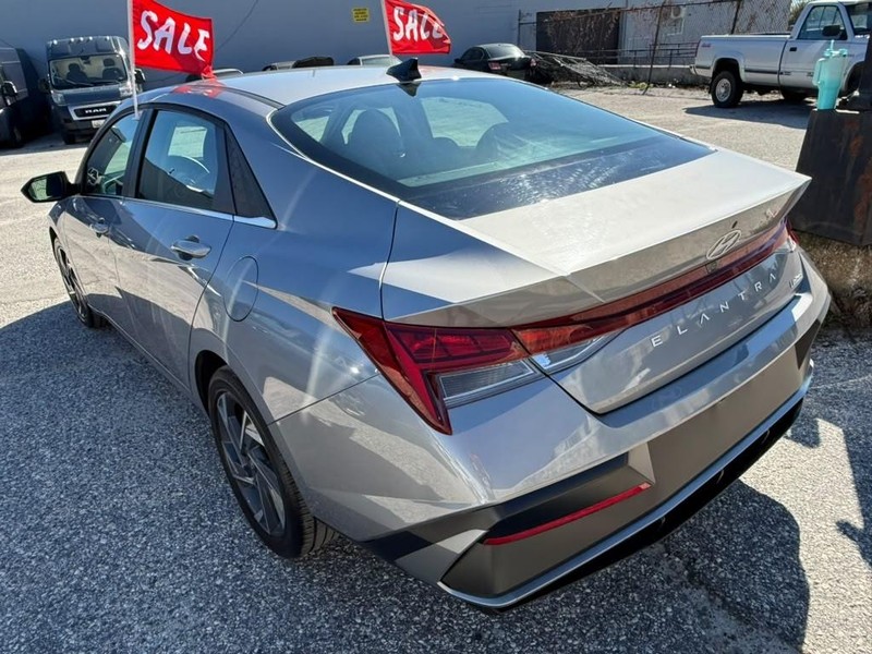 Hyundai Elantra Vehicle Full-screen Gallery Image 9