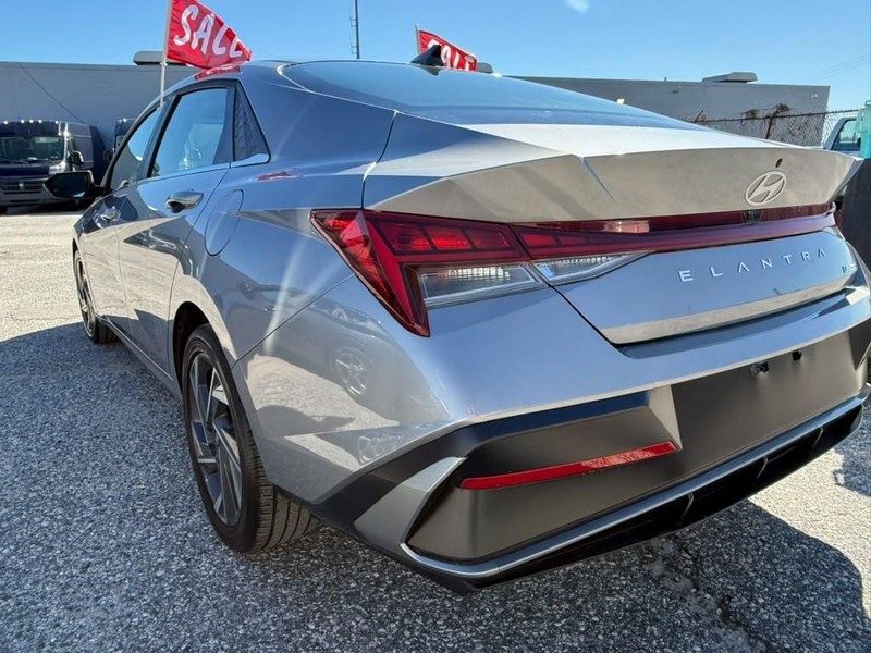 Hyundai Elantra Vehicle Full-screen Gallery Image 10