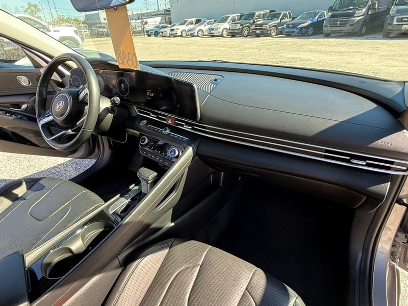 Hyundai Elantra Vehicle Full-screen Gallery Image 11