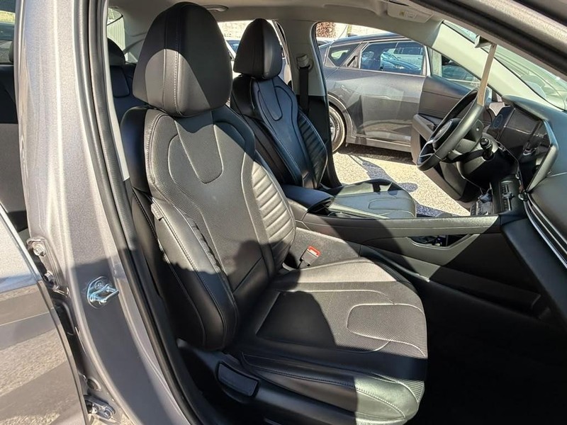 Hyundai Elantra Vehicle Full-screen Gallery Image 12