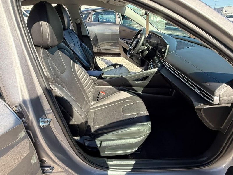 Hyundai Elantra Vehicle Full-screen Gallery Image 13