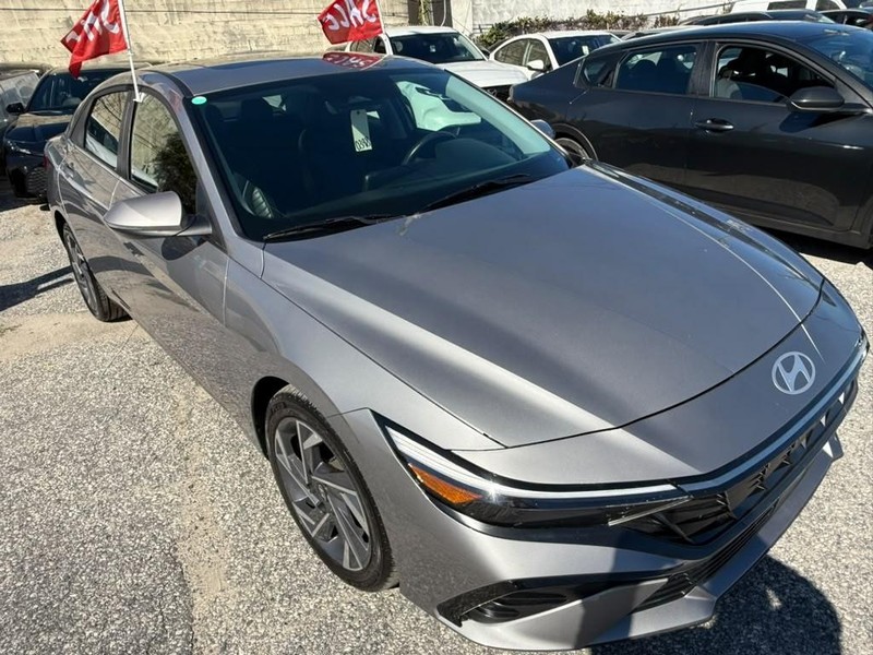 Hyundai Elantra Vehicle Full-screen Gallery Image 14
