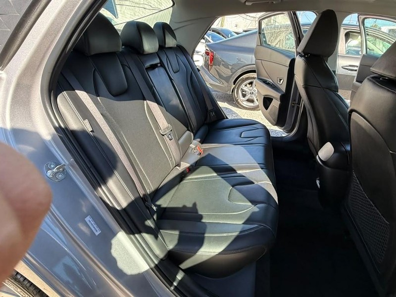 Hyundai Elantra Vehicle Full-screen Gallery Image 15