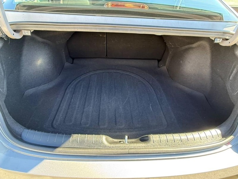 Hyundai Elantra Vehicle Full-screen Gallery Image 16