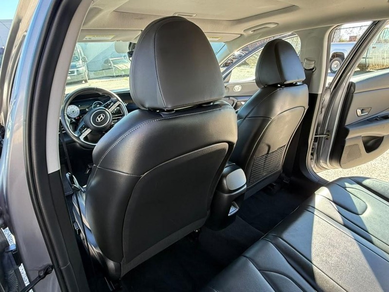 Hyundai Elantra Vehicle Full-screen Gallery Image 17