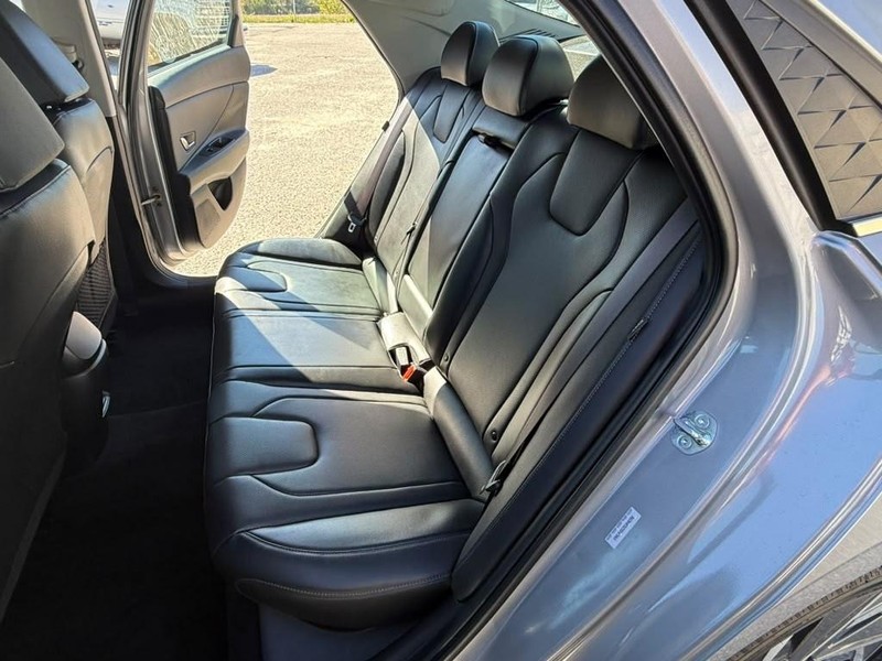 Hyundai Elantra Vehicle Full-screen Gallery Image 18