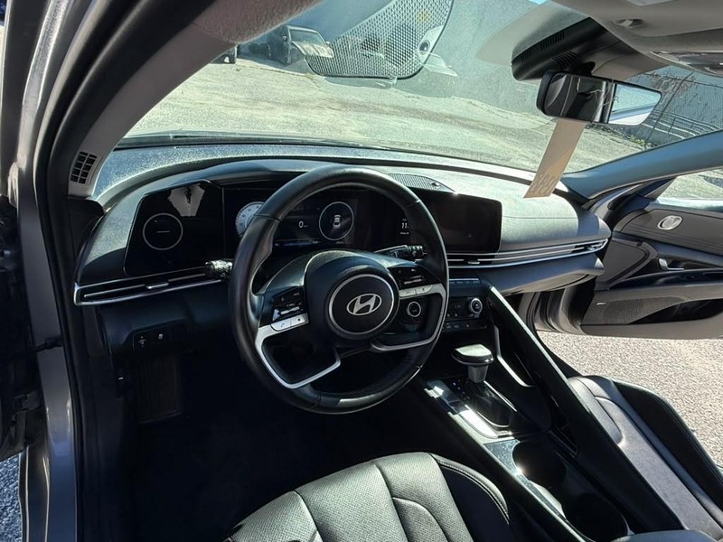 Hyundai Elantra Vehicle Full-screen Gallery Image 19
