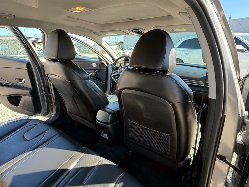 Hyundai Elantra Vehicle Full-screen Gallery Image 20