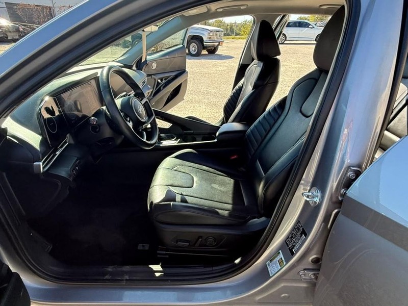 Hyundai Elantra Vehicle Full-screen Gallery Image 21