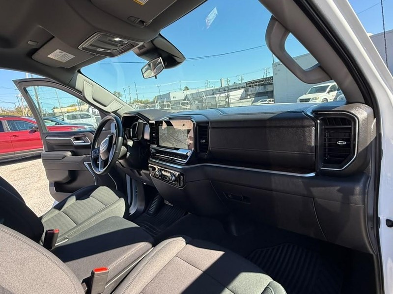 GMC Sierra 1500 Vehicle Full-screen Gallery Image 11