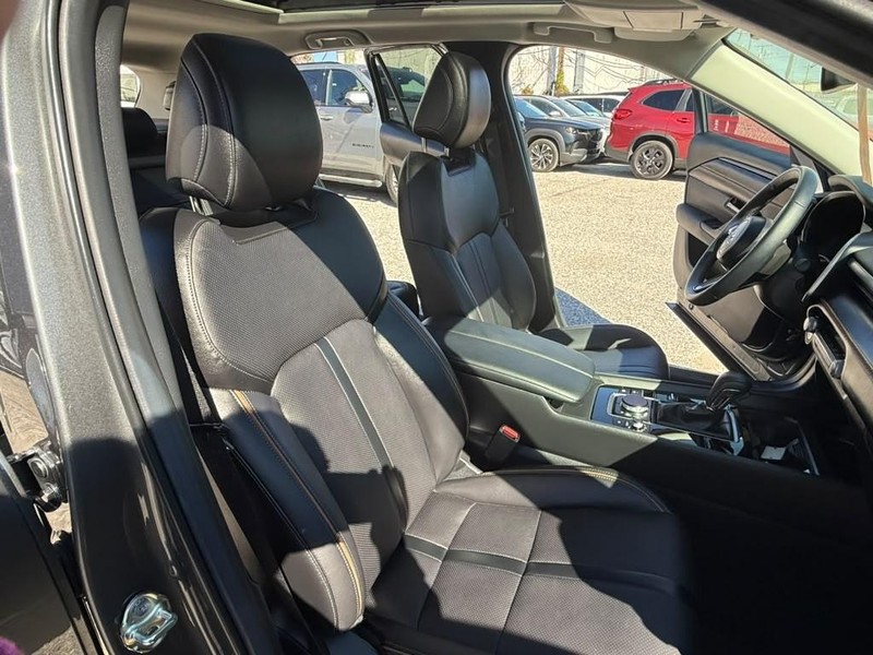 Mazda CX-50 Vehicle Full-screen Gallery Image 12