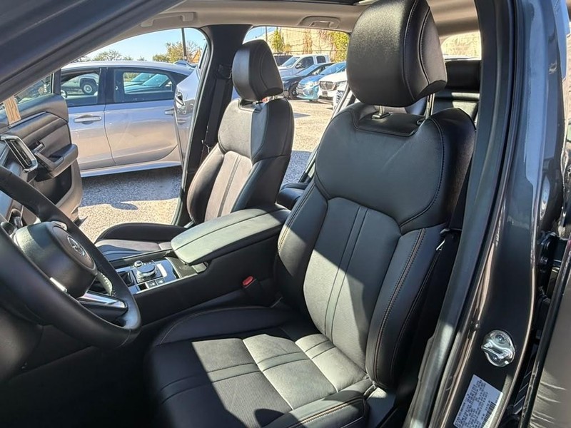 Mazda CX-50 Vehicle Full-screen Gallery Image 23