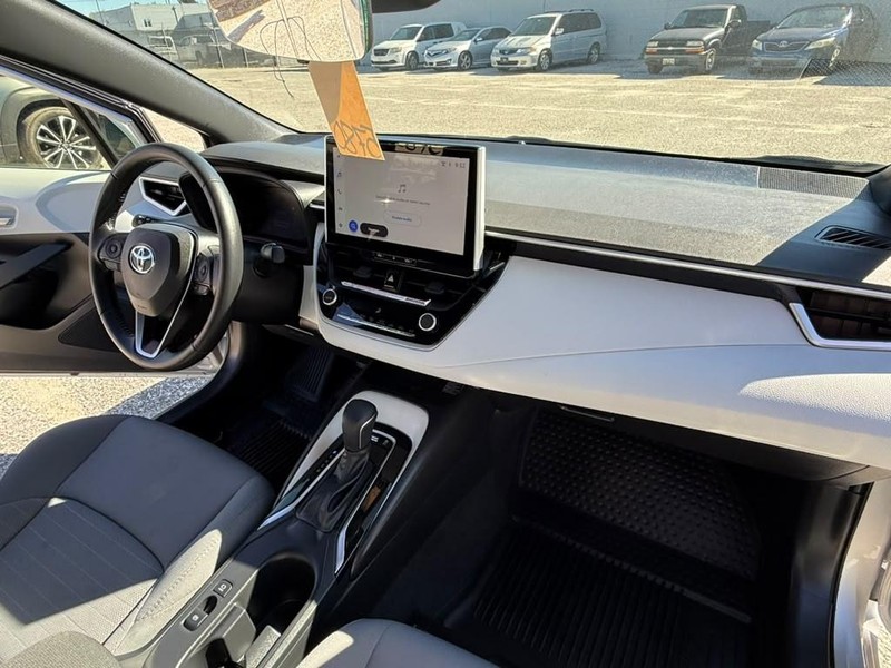 Toyota Corolla Vehicle Full-screen Gallery Image 11