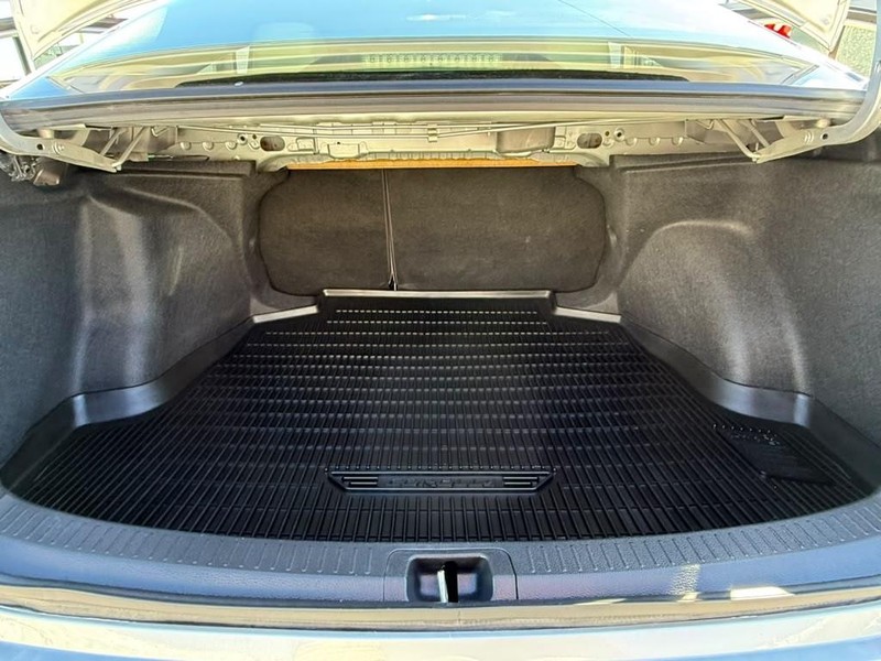 Toyota Corolla Vehicle Full-screen Gallery Image 17