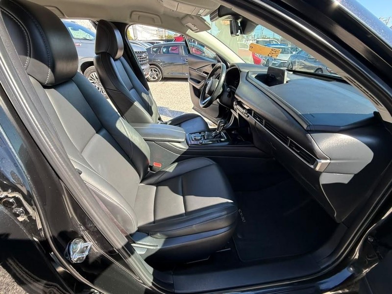 Mazda CX-30 Vehicle Full-screen Gallery Image 13