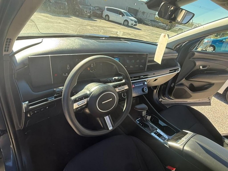 Hyundai Tucson Vehicle Full-screen Gallery Image 19