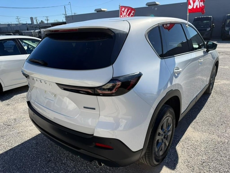 Mazda CX-5 Vehicle Full-screen Gallery Image 7
